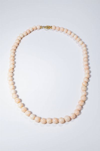 GIROCOLLO : Lunghezza cm 67 Peso gr 102 composto da sfere di corallo rosa del diam. di mm 10 ca. Chiusura in oro giallo a moschettone Accompagnato da certificato telematico di autenticit Ce.S.Ar. Centro Studi Archeometrici.  - Asta Gioielli - Associazione Nazionale - Case d'Asta italiane