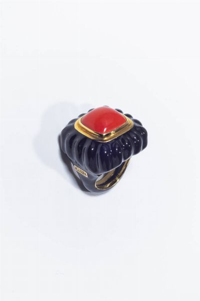GRANDE ANELLO : Peso gr 32 9 Misura14 (54) in oro giallo ed argento  sommit quadrata con al centro corallo carr cabochon; corpo in smalto nero. Firmato Allegra.  - Asta Gioielli - Associazione Nazionale - Case d'Asta italiane