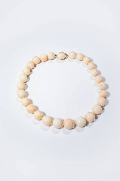 GIROCOLLO : Lunghezza cm 44 Peso gr 118 composto da sfere a scalare di corallo rosa dal diam. di mm 16 5 a 13. Chiusura in oro giallo con cabochon di corallo. Accompagnato da certificato telematico di autenticit Ce.S.Ar. Centro Studi Archeometrici.  - Asta Gioielli - Associazione Nazionale - Case d'Asta italiane