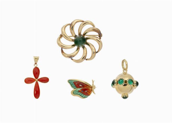 LOTTO DI QUATTRO GIOIELLI : Peso gr16 9 in oro giallo  composto da: -spilla raffigurante una farfalla  con ali in smalti policromi. -spilla di forma rotonda  lavorata a motivo floreale con al centro agata verde cabochon -un ciondolo a forma di mina con pietre sintetiche verdi -croce con inserti in pasta di corallo cabochon di colore rosso.  - Asta Gioielli - Associazione Nazionale - Case d'Asta italiane