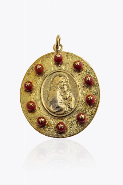 CIONDOLO : Peso gr 130 6 cm 9x7 5 in oro giallo  di forma ovale  con l'immagine della Vergine con il Bambino sbalzati e contornato da dieci sfere di corallo rosso mediterraneo del diam. di mm 8 8 Accompagnato da certificato telematico di autenticit Ce.S.Ar. Centro Studi Archeometrici.  - Asta Gioielli - Associazione Nazionale - Case d'Asta italiane