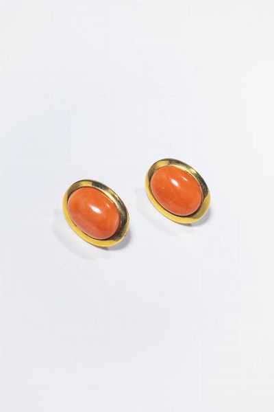 COPPIA DI ORECCHINI : Peso gr 15 1 in oro giallo  a lobo  con due coralli color salmone cabochon taglio ovale. Accompagnato da certificato telematico di autenticit Ce.S.Ar. Centro Studi Archeometrici.  - Asta Gioielli - Associazione Nazionale - Case d'Asta italiane