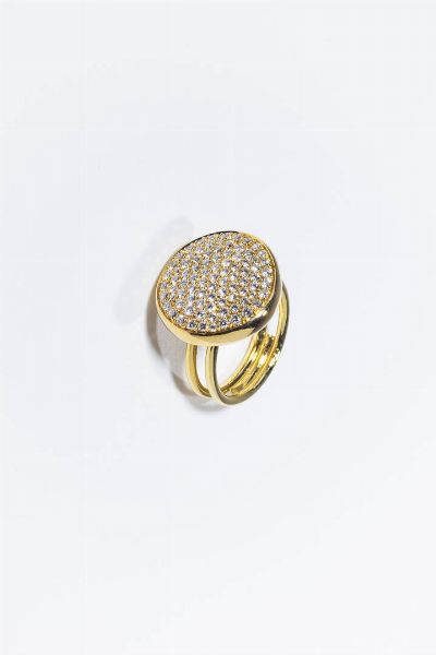ANELLO : Peso gr 10 4 Misura 14 (54) in oro giallo  sommit con ovale in pav di diamanti taglio brillante per totali ct 1 16 ca  probabile colore G-H  purezza IF-VVS  - Asta Gioielli - Associazione Nazionale - Case d'Asta italiane