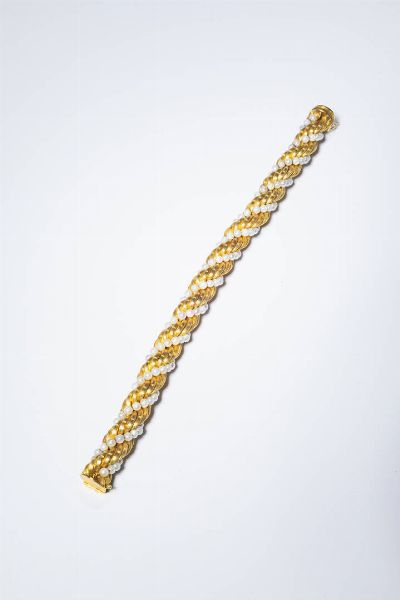 BRACCIALE : Peso gr 41 2 Lunghezza cm 20 in oro giallo lavorato a torchon con fila di perline a decoro.  - Asta Gioielli - Associazione Nazionale - Case d'Asta italiane