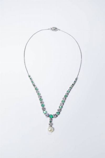 GIROCOLLO : Peso gr 16 7 in oro bianco  al centro fila di diamanti taglio brillante e 8/8 per totali ct 2 10 ca  alternati a smeraldi taglio rotondo per totali ct 3 0 ca; terminante con perla pendente del diam. di mm 8 ca.  - Asta Gioielli - Associazione Nazionale - Case d'Asta italiane