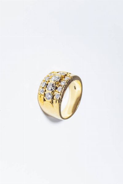 ANELLO : Peso gr 12 8 Misura 16 (56)9 in oro giallo  a fascia  con tre file di diamanti taglio brillante di vecchio taglio per totali ct 1 20 ca.  - Asta Gioielli - Associazione Nazionale - Case d'Asta italiane