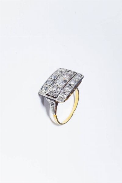ANELLO : Peso gr 6 8 Misura 17 (57) in oro giallo ed argento  anni '920  sommit rettangolare con tre file di diamanti taglio brillante di vecchio taglio per totali ct 2 20 ca.  - Asta Gioielli - Associazione Nazionale - Case d'Asta italiane
