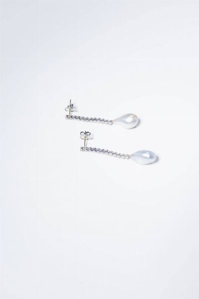 COPPIA DI ORECCHINI : Lunghezza cm 5 5 pendenti  corpo in oro bianco  con diamantini taglio brillante per totali ct 0 30 ca   terminanti con due perle Tahiti scaramazze nei toni del grigio.  - Asta Gioielli - Associazione Nazionale - Case d'Asta italiane