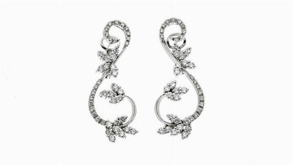 COPPIA DI ORECCHINI : Peso gr 9 2 pendenti  in oro bianco  a forma di racemi vegetali in diamanti taglio brillante per totali ct 1 64 ca  probabile colore G-H  purezza IF-VVS.  - Asta Gioielli - Associazione Nazionale - Case d'Asta italiane