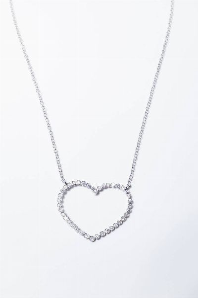 CATENA CON CIONDOLO : Peso gr 4 7 in oro bianco  con cuore in diamanti taglio brillante per totali ct 0 40 ca.  - Asta Gioielli - Associazione Nazionale - Case d'Asta italiane