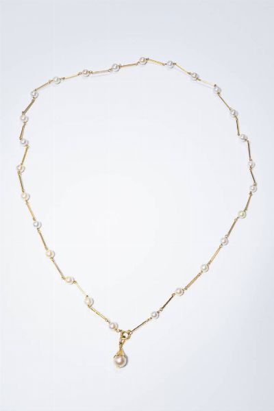 COLLANA : Lunghezza cm 65 Peso complessivo gr 19 composta da segmenti rigidi alternati a perle giapponesi del diam. di mm 5 5 e 6 5.  - Asta Gioielli - Associazione Nazionale - Case d'Asta italiane