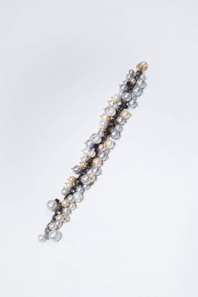 BRACCIALE : Lunghezza cm 19 in oro giallo ed argento brunito  composto da perle multicolor di acqua dolce nei toni del rosa e del grigio chiaro dal diam di mm 6 a 10 mm.  - Asta Gioielli - Associazione Nazionale - Case d'Asta italiane