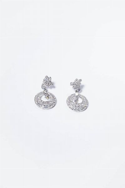 COPPIA DI ORECCHINI : Peso gr 9 3 in oro bianco  pendenti  con cerchi in diamanti taglio brillante per totali ct 2 30  probabile colore G-H  purezza IF-VVS.  - Asta Gioielli - Associazione Nazionale - Case d'Asta italiane