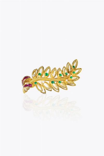 MEISTER : Peso gr 18 7 Cm 5 5x2 Spilla in oro giallo  firmata Meister  a foglia traforata e lavora a corda  con smeraldini taglio rotondo e cinque diamanti taglio brillante per totali ct 0 10 ca  - Asta Gioielli - Associazione Nazionale - Case d'Asta italiane