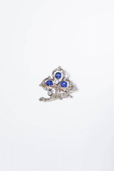 SPILLA : Peso gr 7 6 in oro rosa a bassa caratura ed argento  XIX secolo  a forma di trifoglio  con rosette e diamanti taglio vecchio per totali ct 0 60 ca e tre zaffiri taglio ovale per totali ct 2 80 ca.  - Asta Gioielli - Associazione Nazionale - Case d'Asta italiane