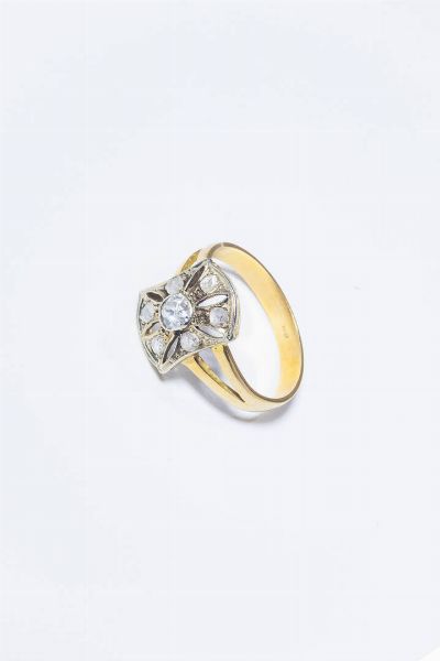 ANELLO : Peso gr 4 0 Misura 22 (62) in oro giallo  sommit in oro bianco  con diamanti taglio brillante e rosette per totali ct 0 35 ca.  - Asta Gioielli - Associazione Nazionale - Case d'Asta italiane