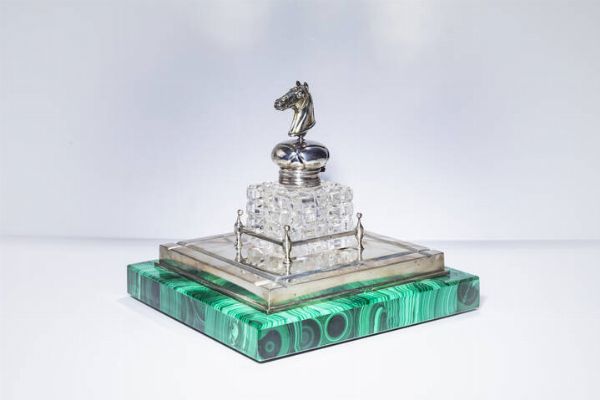 FABERGE' : Cm 24x24 base in malachite Importante calamaio in argento e argento dorato con base quadrata in malachite (restauri); citt di San Pietroburgo 1880-1900 ca  84 Zolotnik  maestro argentiere Pavel Akimow Owtchinnikow  - Asta Gioielli - Associazione Nazionale - Case d'Asta italiane