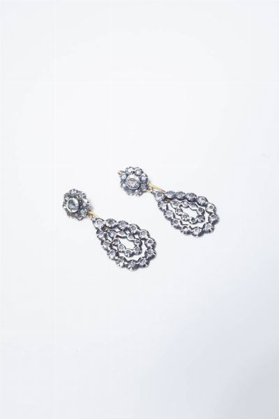 COPPIA DI ORECCHINI : Peso gr 10 9 in oro a bassa caratura ed argento  XVIII secolo  con gocce in rosette di diamanti per totali ct 0 60 ca.  - Asta Gioielli - Associazione Nazionale - Case d'Asta italiane