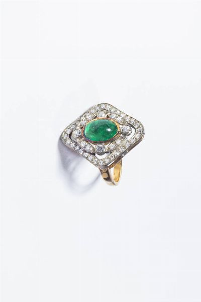 ANELLO : Peso gr 6 5 Misura 16 (56) in oro giallo  sommit romboidale in argento  con al centro smeraldo cabochon di ct 2 10 ca e diamanti taglio 8/8 per totali ct 0 70 ca.  - Asta Gioielli - Associazione Nazionale - Case d'Asta italiane