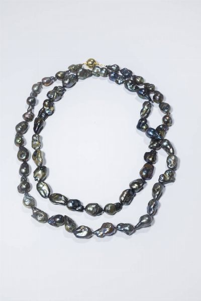 COLLANA : Lunghezza 120 cm composta da un filo di perle di acqua dolce scaramazze tinte nei toni del grigio. Chiusura a sfera in argento dorato.  - Asta Gioielli - Associazione Nazionale - Case d'Asta italiane