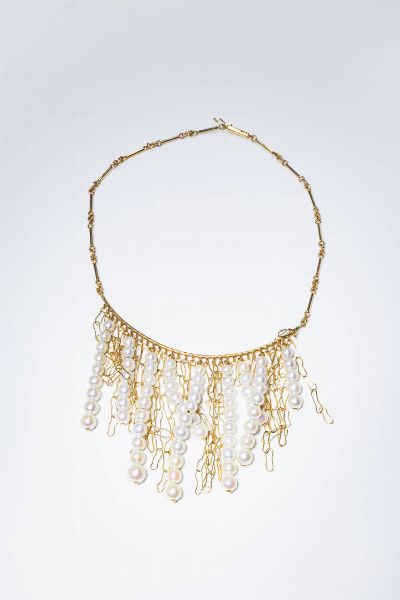 GIROCOLLO : Peso gr 58 9 Lunghezza cm 39 in oro giallo  composto da segmenti rigidi  al centro inserto curvilineo da cui dipartono catene pendenti in segmenti sagomati e perle giapponesi a scalare dal diam. di mm 5 5 a 8 5.  - Asta Gioielli - Associazione Nazionale - Case d'Asta italiane