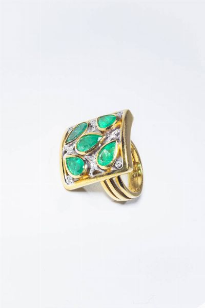 ANELLO : Peso gr 22 6 Misura 11 (51) in oro giallo  sommit quadrata  con al centro cinque smeraldi taglio a goccia per totali ct 3 50 ca e diamanti taglio 8/8 per totali ct 0 10 ca.  - Asta Gioielli - Associazione Nazionale - Case d'Asta italiane