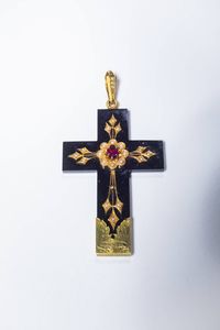 CIONDOLO - Peso gr 19 1 Cm 8x4 a forma di croce  in onice  inizi XX secolo  con decori in oro giallo  perline e al centro  [..]