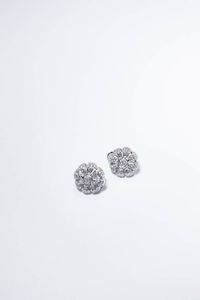 COPPIA DI ORECCHINI - Peso gr 7 2 in oro bianco  a lobo  con due margherite stilizzate in pav di diamanti per totali ct1 50 ca  colore  [..]