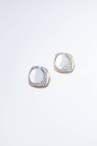 COPPIA DI ORECCHINI - Peso gr 16 3 in oro bianco e giallo  di forma geometrica ricurva  con al centro madreperla briolette e diamanti  [..]