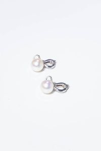COPPIA DI ORECCHINI - Peso gr 4 2 in oro bianco  a clip  con due perle giapponesi del diam. di mm 8 2 ca.