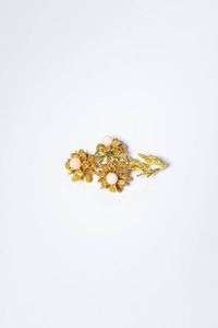 SPILLA - Peso gr 12 6 Cm 3x5 in oro giallo a forma di ramo fiorito con sfere di corallo rosa del diam. di mm 6 ca.  Accompagnato  [..]