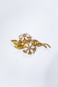 SPILLA - Peso gr 26 3 Cm 6 5x4 5 in oro giallo satinato con fiori in corallo rosa.  Diamanti taglio 8/8 per totali ct 0  [..]