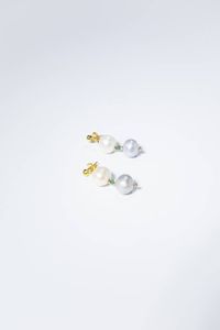 COPPIA DI ORECCHINI - Peso gr 9 pendenti  in oro giallo  con perle di acqua dolce nei toni del bianco e del grigio del diam. di mm 11  [..]