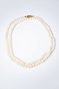 LUNGA COLLANA - Lunghezza cm 130 composto da un filo di perle scaramazze di acqua dolce. Chiusura in oro giallo ad intreccio.