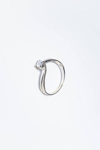 ANELLO - Peso gr 2 8 Misura 19 (59) in oro bianco con diamante solitario di ct  0 25 ca.