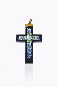 CIONDOLO - Cm 5 6x3 5 in onice  XIX secolo  a forma di croce (rotture) al centro micromosaico a motivo floreale.