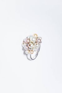 NIMEI - Peso gr 6 1 Misura 15 (55) Anello in oro bianco  firmato Nimei con pav di perline e diamanti taglio brillante  [..]