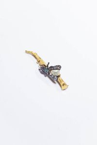 SPILLA - Peso gr 3 0 Lunghezza cm 3 in oro giallo e argento  inizi XX secolo  a forma di mosca appoggiata su di un ramo.  [..]