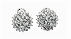 COPPIA DI ORECCHINI - Peso gr 12 7 in oro bianco  a lobo  di forma rotonda con pav di diamanti taglio brillante per totali ct 4 88  [..]