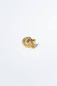 CARTIER - Peso gr 2 0 Cm1 5x1 Spilla in oro giallo  firmata Cartier  a forma di conchiglia con due diamanti taglio brillante  [..]