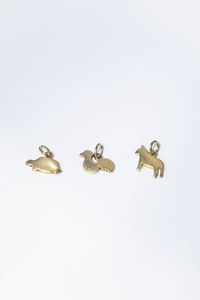 POMELLATO - Peso gr 5 9 Lotto di tre ciondolo firmati Pomellato  linea Dodo raffiguranti rispettivamente un galletto  una  [..]