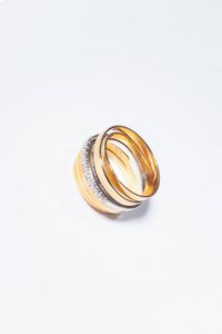 ALFIERI & ST. JOHN - Peso gr 8 8 Misura 15 (55) Anello in oro rosa  composto da fasce sovrapposte  al centro inserto in oro bianco  [..]