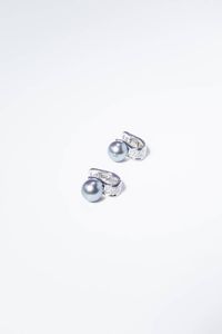 SALVINI - Peso gr 12 6 Coppia di orecchini in oro bianco  firmati Salvini  con due perle Tahiti del diam. di mm 10 ca e  [..]