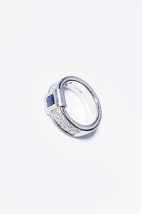 SALVINI - Peso gr 14 3 Misura 14 (54) Anello in oro bianco  firmato Salvini  al centro uno zaffiro di ct 0 30 ca e diamanti  [..]