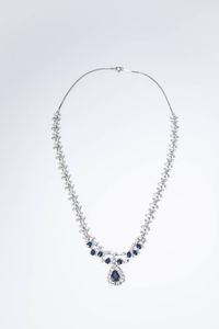 GIROCOLLO - Peso gr 24 6 Lunghezza cm 44 in oro bianco  al centro zaffiri taglio a goccia per totali ct 4 0 ca e diamanti  [..]