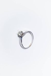 ANELLO - Peso gr 2 8 Misura 20 (60) in oro bianco con diamante taglio brillante di ct 0 70 ca  probabile colore I  purezza  [..]