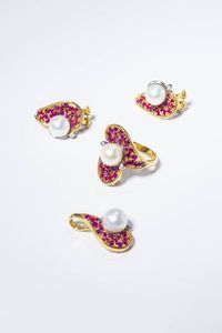 DEMI-PARURE - Peso gr 25 5 Misura 16 (56) in oro giallo e bianco  composta da coppia di orecchini  anello e ciondolo con perle  [..]