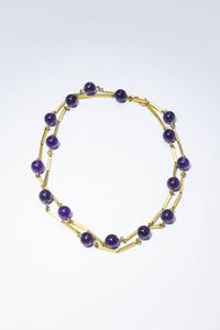 COLLANA - Peso gr 34 Lunghezza cm 70 composta da segmenti rigidi in oro giallo alternate a sfere di ametiste del diam. di  [..]