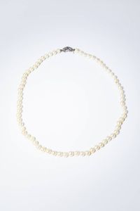 GIROCOLLO - Lunghezza cm 60 composto da un filo di perle giapponesi del diam. di mm. 7 5 ca. Chiusura in oro bianco con gemme  [..]