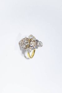ANELLO - Peso gr 4 5 Misura 13 (53) in oro giallo  sommit a voluta in oro bianco con diamanti di vecchio taglio per totali  [..]